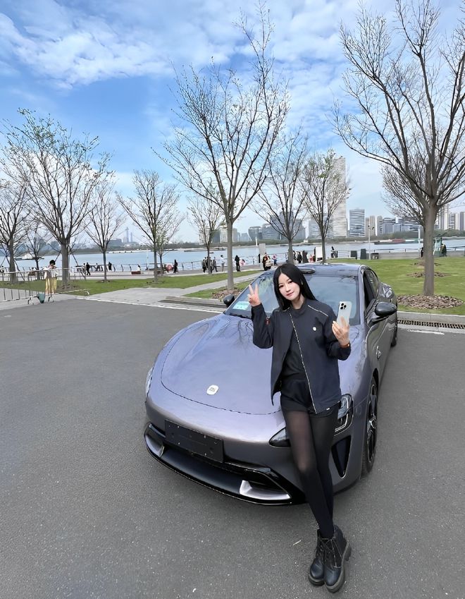 质量都这么高的吗？仙女也就长这样吧九游会J9入口小米SU7的美女车主(图8)