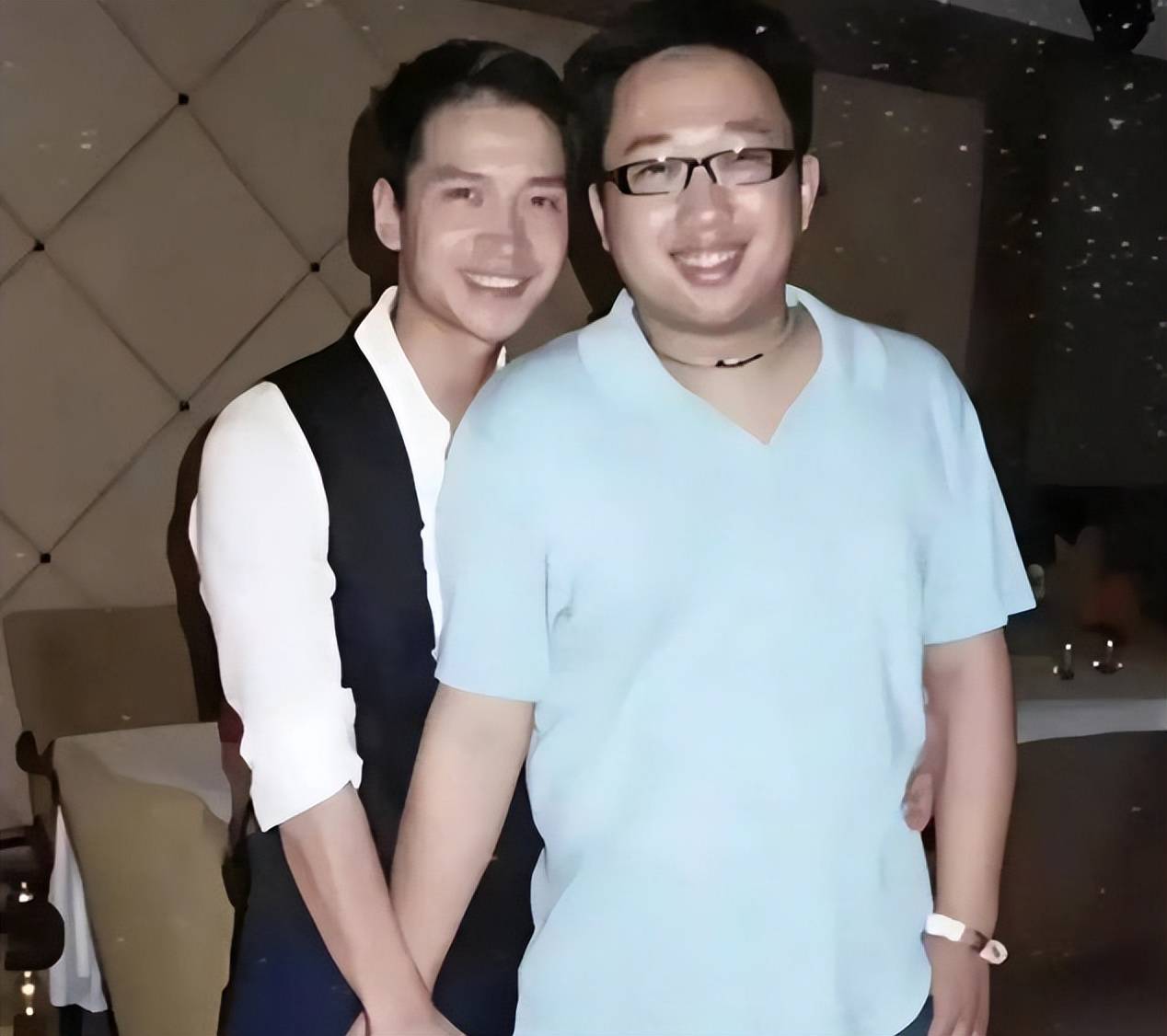 镜头网友：“于正的白月光”只教一遍j9九游会登录何晟铭镜子反射代拍(图2)