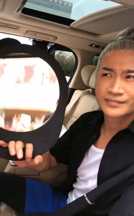 镜头网友：“于正的白月光”只教一遍j9九游会登录何晟铭镜子反射代拍(图3)