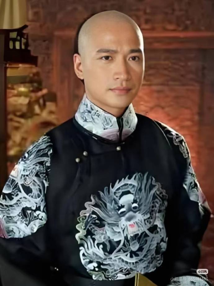 镜头网友：“于正的白月光”只教一遍j9九游会登录何晟铭镜子反射代拍(图4)